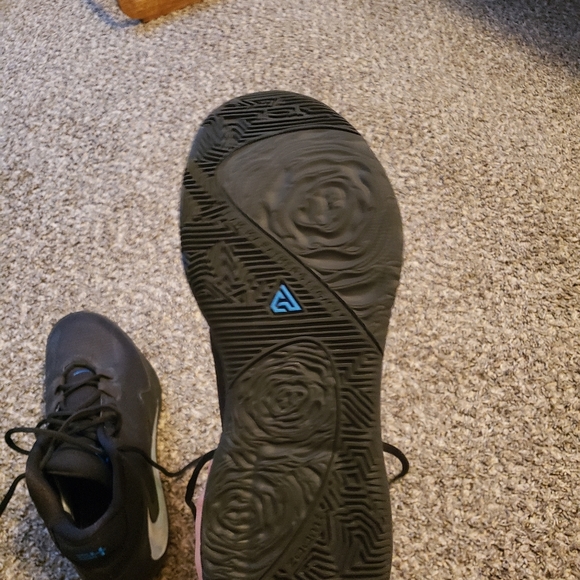 black Nike basketball shoes - Picture 7 of 7